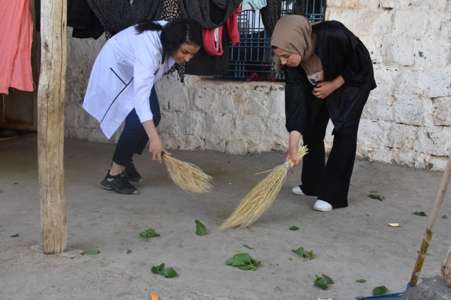 Meslek lisesi öğrencileri yaşlıların evlerini temizliyor