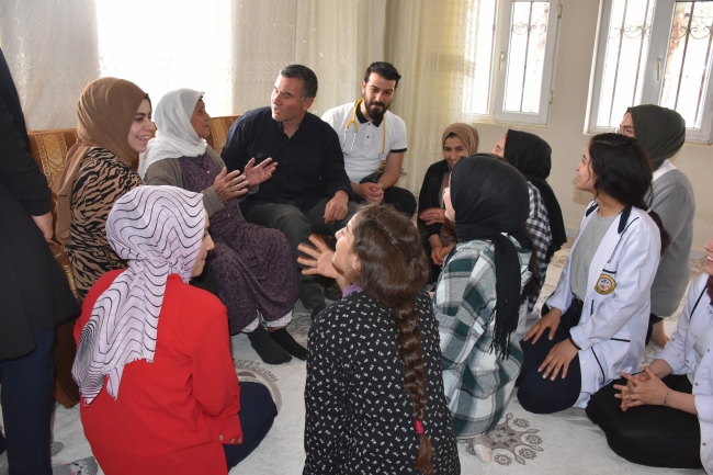 Meslek lisesi öğrencileri yaşlıların evlerini temizliyor