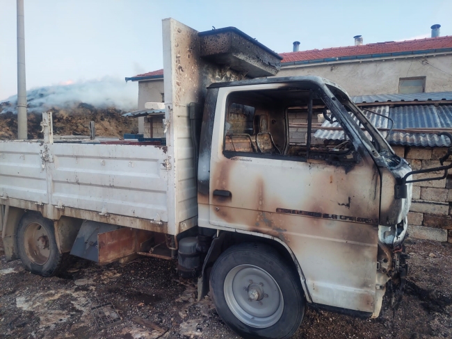 YANGINDA SAMAN BALYALARI KÜL OLDU, KAMYONET DEMİR YIĞININA DÖNDÜ