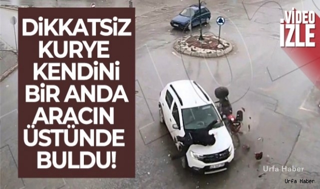 Motosikletli kurye, kavşaktan dönen otomobile böyle çarptı