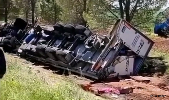 Şanlıurfa'da bayram şekeri taşıyan tır devrildi