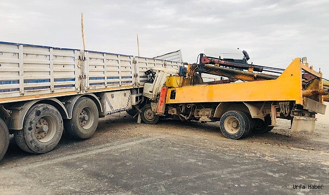 Şanlıurfa’da vinç tırla çarpıştı: 3 yaralı