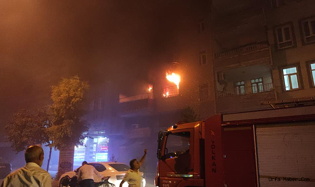 URFA'DA YANGIN ÇIKAN BİNADA MAHSUR KALDILAR