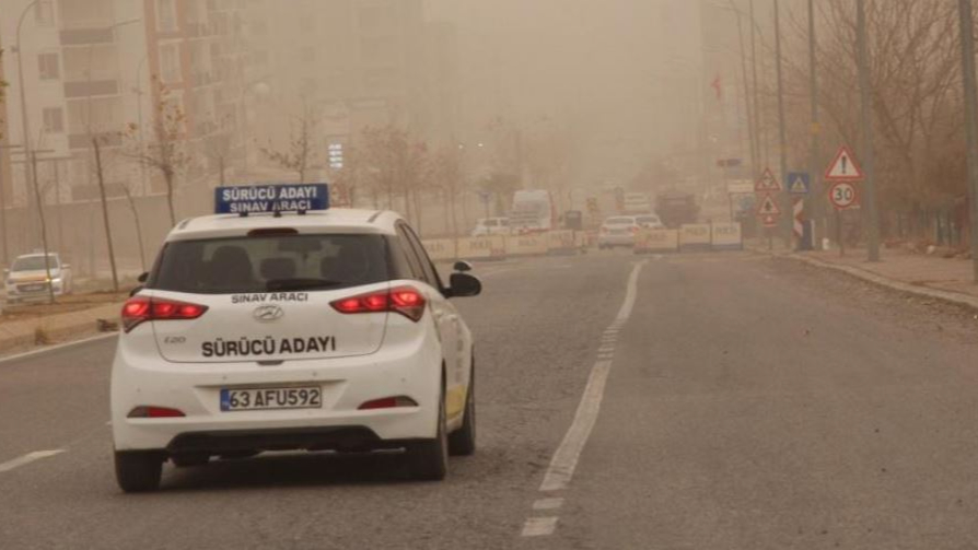 SURİYE’DEN GELEN TOZ BULUTU ŞANLIURFA’YI ESİR ALDI