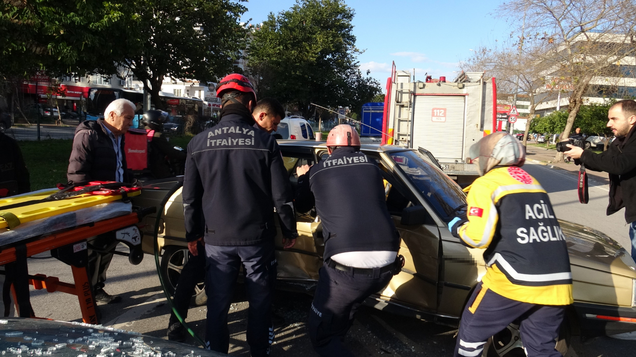 ANTALYA'DA TRAFIK KAZASI, ARAÇTA SIKIŞAN YARALIYI ITFAIYE VE SAĞLIK EKIPLERI ÇIKARDI