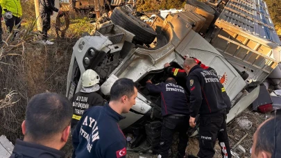 KUŞADASI'NDA VIRAJI ALAMAYAN TIR TARLAYA UÇTU: 1 ÖLÜ, 3 YARALI