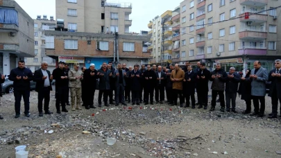 6 ŞUBAT DEPREMLERİNDE HAYATINI KAYBEDENLER DUALARLA ANILDI