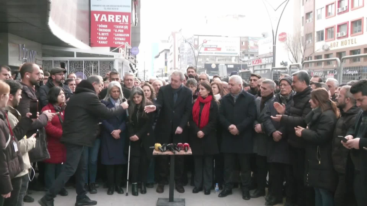 "KARAR VERIN DEMOKRATIK ÇÖZÜM MÜ? KÜRT DÜŞMANLIĞI MI?"