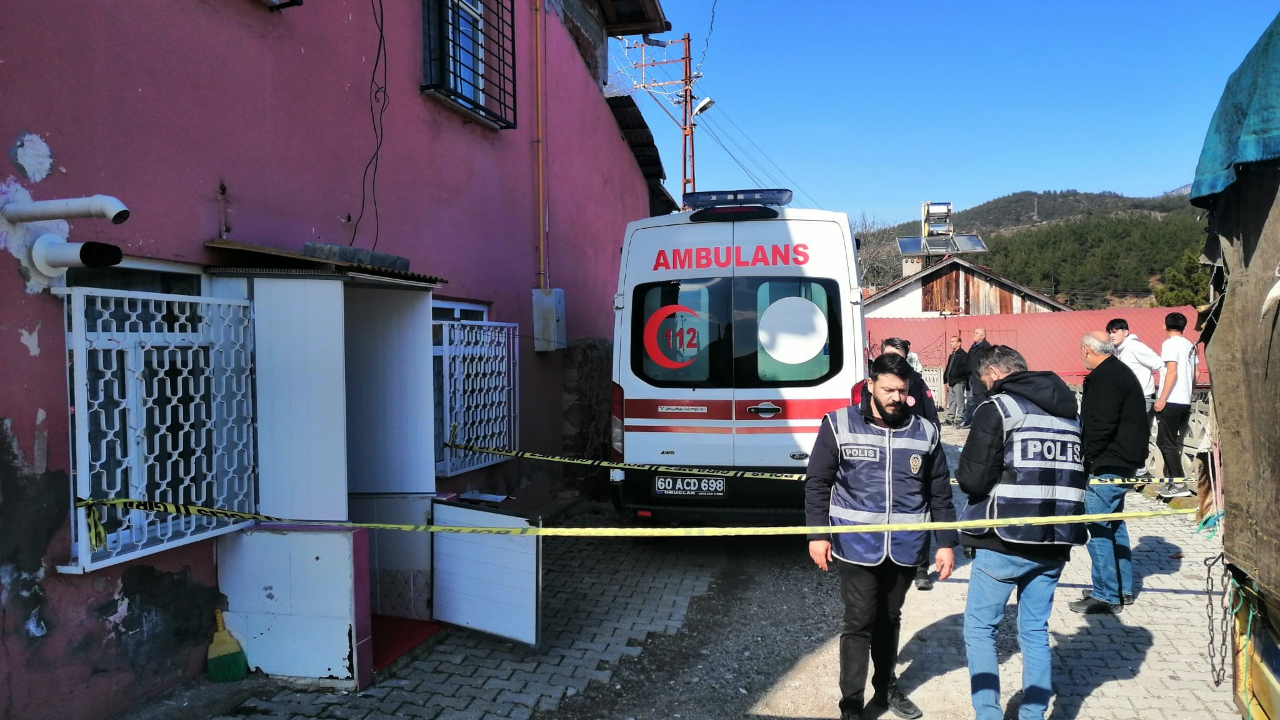 EŞINE BIÇAK ÇEKTIĞI IÇIN OĞLUNU ÖLDÜRMÜŞ