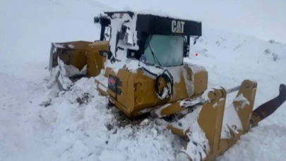 Çığ Faciası: Dozer Kar Altında Kaldı, Operatör Kurtarıldı!