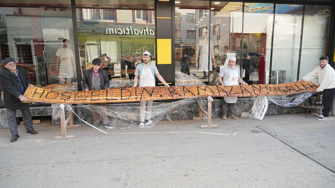 7 Metrelik Pide Görenleri Hayrete Düşürdü