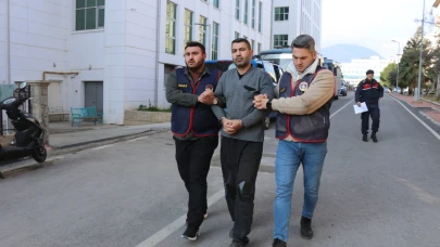 "Mi̇t'çiyim" Diyerek Üst Düzey Isimleri Dolandırdı