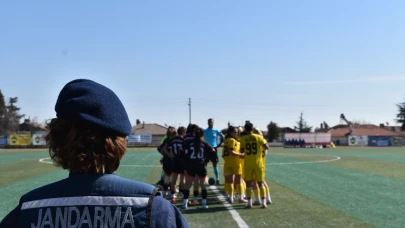 Kadın Jandarma, Kadın Futbol Maçında Güvenliği Sağladı