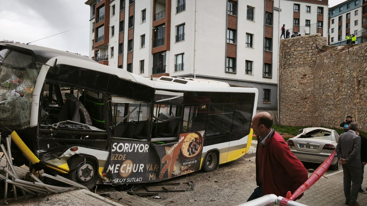 Özel Halk Otobüsü Istinat Duvarından Uçtu!