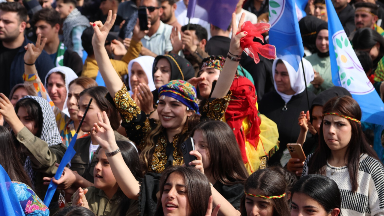 Hilvan'da Newroz ateşi yakıldı