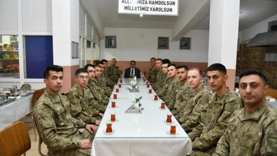 Vali Şıldak, Akçakale'de Mehmetçik ile iftar yaptı