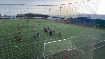 Amatör Futbol Maçında Çıkan Kavgada Tekmeler Havada Uçuştu